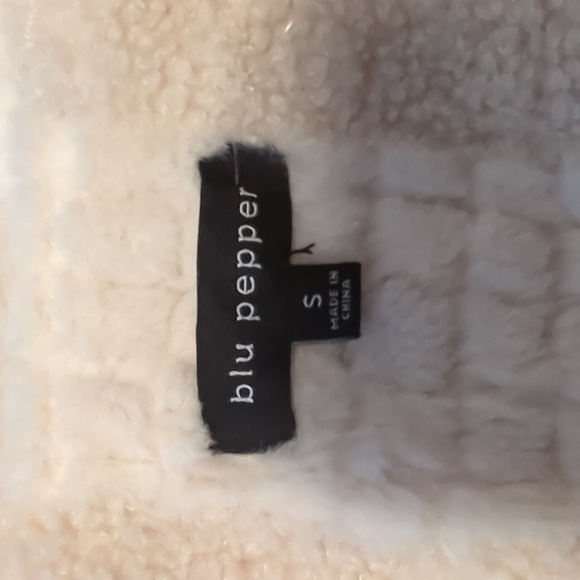 Short ,Chenille like button up Jacket - Picture 3 of 8